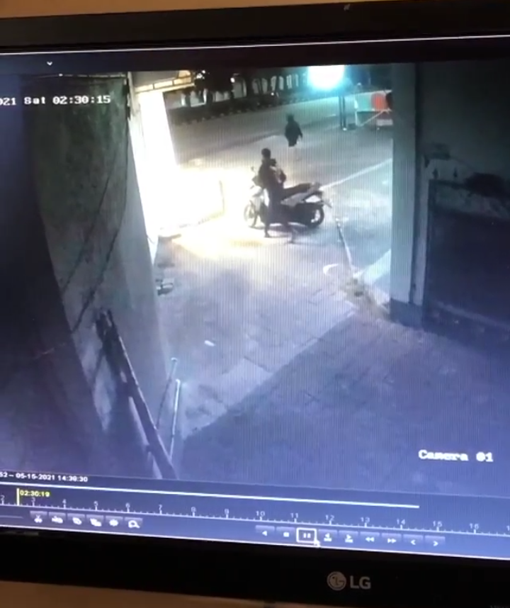 podiumnews.com-Dua Pencuri Gasak Motor Terekam CCTV di Kuta